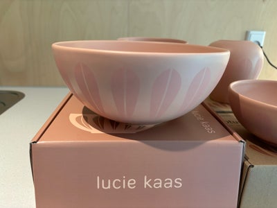 Keramik, Skåle og vase, Lucie Kaas, Ubrugt
Perfekt stand

Vase 11 cm
Skåle 15 cm x 2
Skål 22 cm