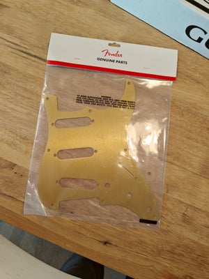 Elguitar, Fender Gold Anodized Pickguard, Hej jeg sælger det her max fede Fender pickguard, da jeg g