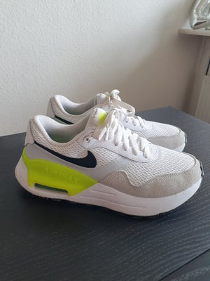 Sneakers, str. 38,5, Nike,  Næsten som ny, Nike Air Max str 38,5. Kan fint bruges af en str 38. Skoe