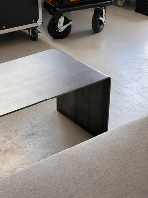Sofabord, First Floor, andet materiale, b: 500 l: 1500 h: 450, Bukket sofabord i stål

Fedt, råt “hå