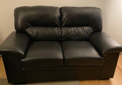 Sofa, læderlook, 2 pers., Lækker 2 personers sofa som står som ny.
Ny pris 3495kr