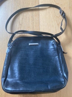 Crossbody, Adax, læder, Sort taske fra Adax - ældre model.
Mål: B:35 cm, H: 27 cm.
Foret i tasken er