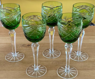 Glas, Vinglas, 5 Bøhmiske krystal, Vinglas. Slebet grøn kumme og stilk.  Det ene glas har en nærmest