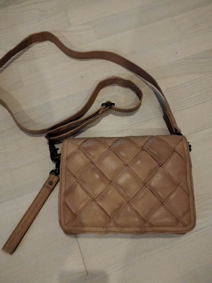 Crossbody, Depeche