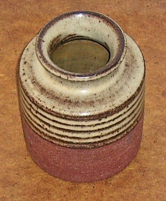 Keramik, Krukke / vase, KK Keramik Danmark, Brun keramikkrukke.

Diameter (top) 6,5 cm.
Diameter (bu