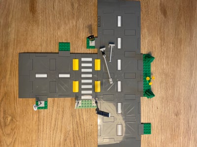 Lego City, Lego City vejplader 60304, Købt for et lille år siden. Brugt meget lidt.
Der mangler et l