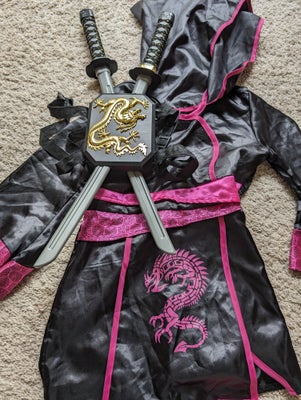 Udklædningstøj, Ninja outfit, Ukendt, str. 128, Fin Ninja dragt I sort og Pink. 2 sværd medfølger.