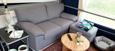 Sofa, stof, 2 pers., Dejlig velholdt sofa ingen slid eller mærker.
Står i Randers city camp