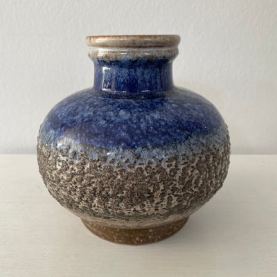 Keramik, vase, Strehla, Smuk, buttet vase fra vesttyske Strehla i blå glasur.. H: 17 cm, største dia