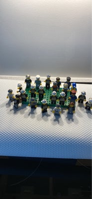 Lego Minifigures, Blandet, 24 stk. mini LEGO figurer og en plade .
Nogle politi og røver.
Sælges sam