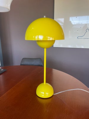Lampe, Verner Panton Flowerpot VP3, Verner Panton Flowerpot bordlampe i gul. 

Model: VP3, højde 49 