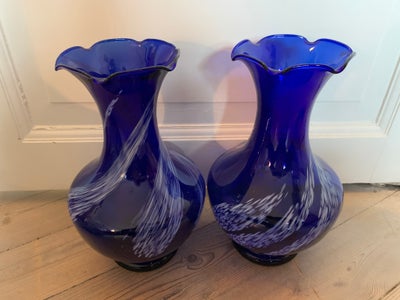 Glas, Vaser, 2 store blå glasvaser, nærmest gulvvaser, med hvide striber måske tyske og måske fra 60