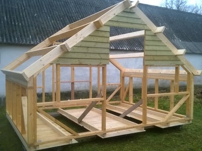 Tømmer, 12 m2 hytte / anneks / udhus konstruktion. Som skelet rammer + gulvbjælker + spær.
Usamlet r
