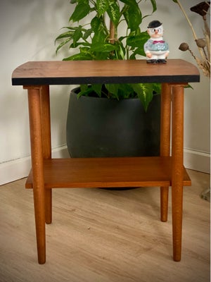 Sofabord, #redux_by_sung, teaktræ, Lille fint teakbord
Dette lille teakbord har magasinhylde og tils