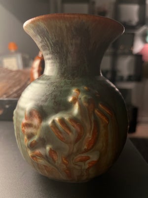 Keramik, Vase af Michael Andersen, Fra Bornholm i smukkeste grønlige figur.

Højde ca. 12cm