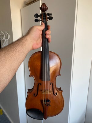 Violin Violin 4/4, Violin bygget i Istanbul. Uden revner og skader. Sendes ikke. Uden taske og bue.