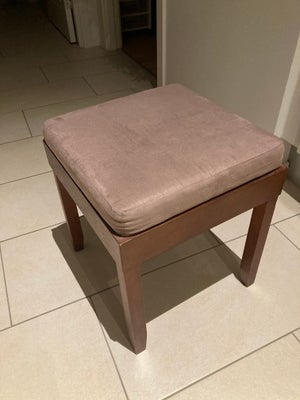 Andet, Nice seating stool with cushion 
Appropriately 40 x40x45ht 
Asking 150 dkk or best offer