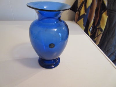 Vase,  "Amfora" , Holmegård/Royal Copenhagen, 
Vase fra serien "Amfora" blæst i blåt glas.
Vasen fin