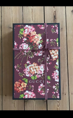 Andre samleobjekter, Gucci skoæske og pose, Gucci Blooms Supreme floral æske med Gucci bånd (meget p