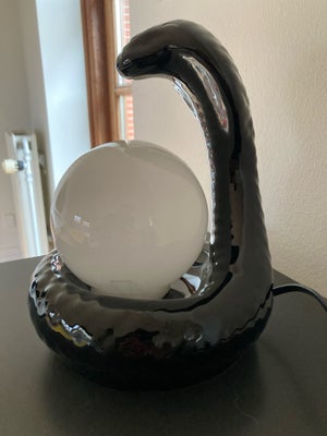 Anden bordlampe, Retro, Fra 80’erne har jeg denne sorte keramiklampe, med glaskuppel. Den er 21cm hø