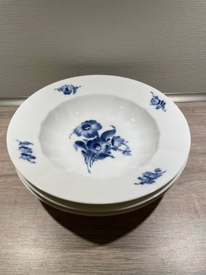 Porcelæn, Dybe tallerkener, Blå blomst, Royal Copenhagen, 3 meget velholdte dybe tallerkener 
Den en