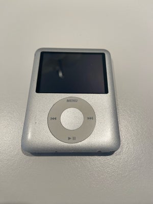 iPod, Nano, 4 GB, Rimelig, Apple iPod med nogle ridser og hakker på kanten. Fungerer som den skal.
L