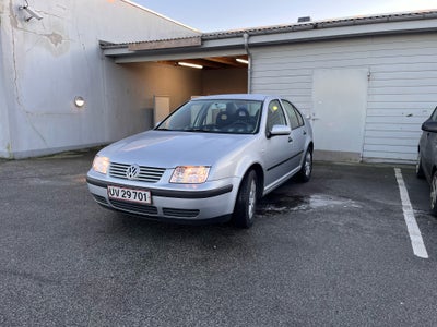 VW Bora, 2,0, Benzin, 2002, km 182000, sølvmetal, træk, nysynet, aircondition, ABS, airbag, 4-dørs, 