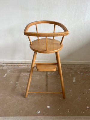 Højstol, Vintage, Rigtig sød højstol til børn.

Mål:

32 cm. i diameter på sædet
71 cm. høj
44 cm. i