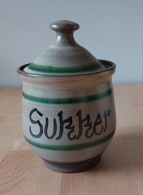 Keramik, Sukker krukke, Højde: med låg 19 cm, uden låg 13 cm
Diameter: 12 cm
Der er desværre et par 