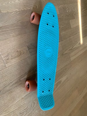 Skateboard, Naked, str. 78a, 59mm, Supersejt børneskateboard i en frisk tyrkisblå farve. Mål: L 57,5