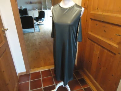 Anden kjole, Zara, str. findes i flere str.,  Sølvgrå,  Polyester,  Ubrugt, Haves i str. S og M. Ald