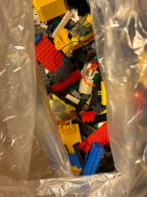 Lego blandet, Tæt på en hel flyttekasse med blandet Lego.

