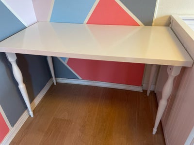 Skrivebord, IKEA, b: 120 d: 60, Rigtigt fint skrivebord med almue bordben. 
Der er lidt brugsridser 