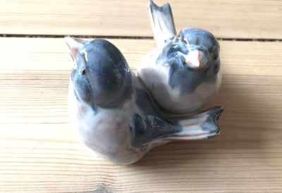 Keramik, Royal Blue Birds, DISSINGSS KERAMIK HOVEDGAARD DENMARK. 
Ca. mål LxBxH: 6,8cm x 4cm x 3,8cm
