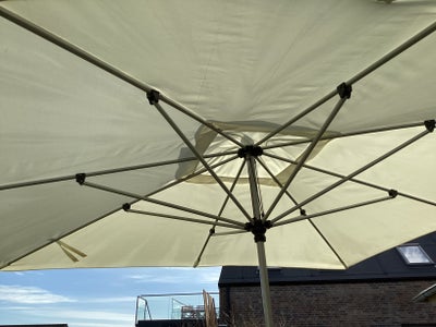 Parasol, og parasolfod, Ingen bud tak, Parasol 475kr - og den er lige så fin som billederne viser
Hv