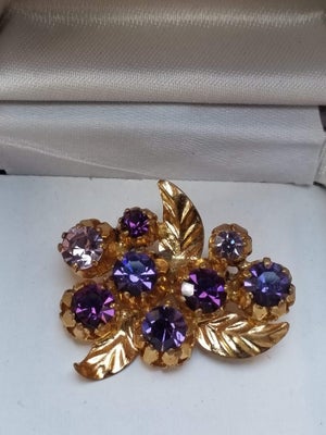 Broche, forgyldt, Vintage, Smuk, forgyldt broche med lilla sten.  Jeg kan ikke finde nogen stempler.