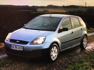 Ford Fiesta, 1,3 Ambiente, Benzin, 2006, lysblåmetal, nysynet, aircondition, 5-dørs, centrallås, Nys