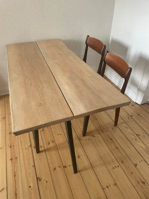 Spisebord, Massivt, Plankebord, b: 80 l: 150, Flot og lyst plankebord:
Massivt og tungt træ, perfekt
