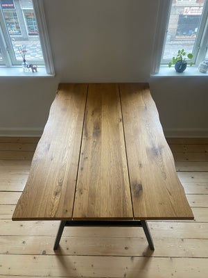 Spisebord, Egetræ, Troense, b: 95 l: 150, Plankebord i olieret egetræ sælges.

Bordet fejler intet, 