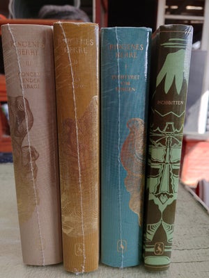 Bøger og blade, Ringenes Herre og Hobbitten sælges, Alle 4 bind i Ringenes Herre sælges.
1 - Hobbitt