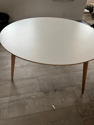 Sofabord, Bruunmunch, egetræ, b: 91 h: 51, Rundt sofabord fra Bruunmunch. Hvid bordplade og tre ben 