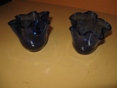 Glas, Vaser, To tulipanvaser i samme forme og flot blå farve 
	
Højde: 10 cm 
Som ny 
Prisen er for 