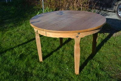 Spisebord, egetræ, b: 117 l: 117, Rundt spisebord i massiv eg med to udtræksplader. Diameter 117 cm,