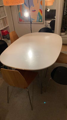 Spisebord, b: 110 l: 160, Elipse formet spisebord af hårdt hvidt lamineret træ. Pæne sølv ben. 

Kan