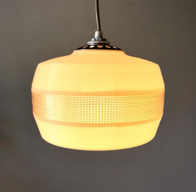 Pendel, Retro, Loft-Lampe / pendel retro fra 1960’erne eller 1970’erne
Lampen er af plastik og uden 