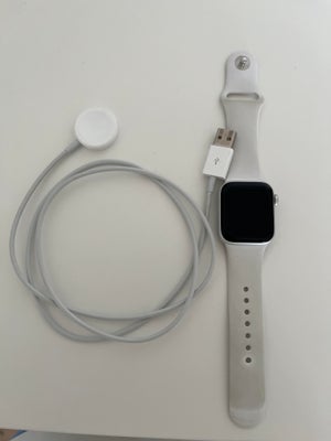 Smartwatch, Apple, Apple Watch SE
40 mm
Model A2351
I sølv med hvid rem (er lidt misfarvet)
Oplader 