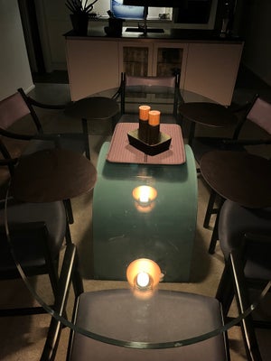 Spisebord, Glas, Ronald Schmitt, b: 120 l: 200, Højde 74 cm.
Unikt glasbord “Bølgen” af den Schweizi
