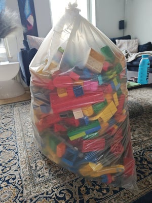 Lego Duplo, Stor sæk fyldt med blandet Lego Duplo, fejler intet og er i god stand.
Pris kan forhandl