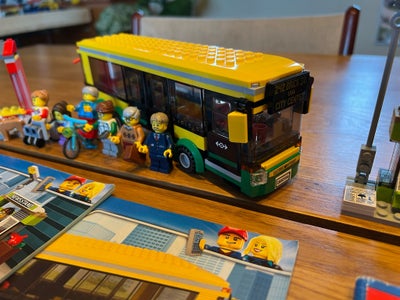 Lego City, 60154, Lego City, 60154, Busstation fra 2017. To komplette sæt i fin stand og med byggeve