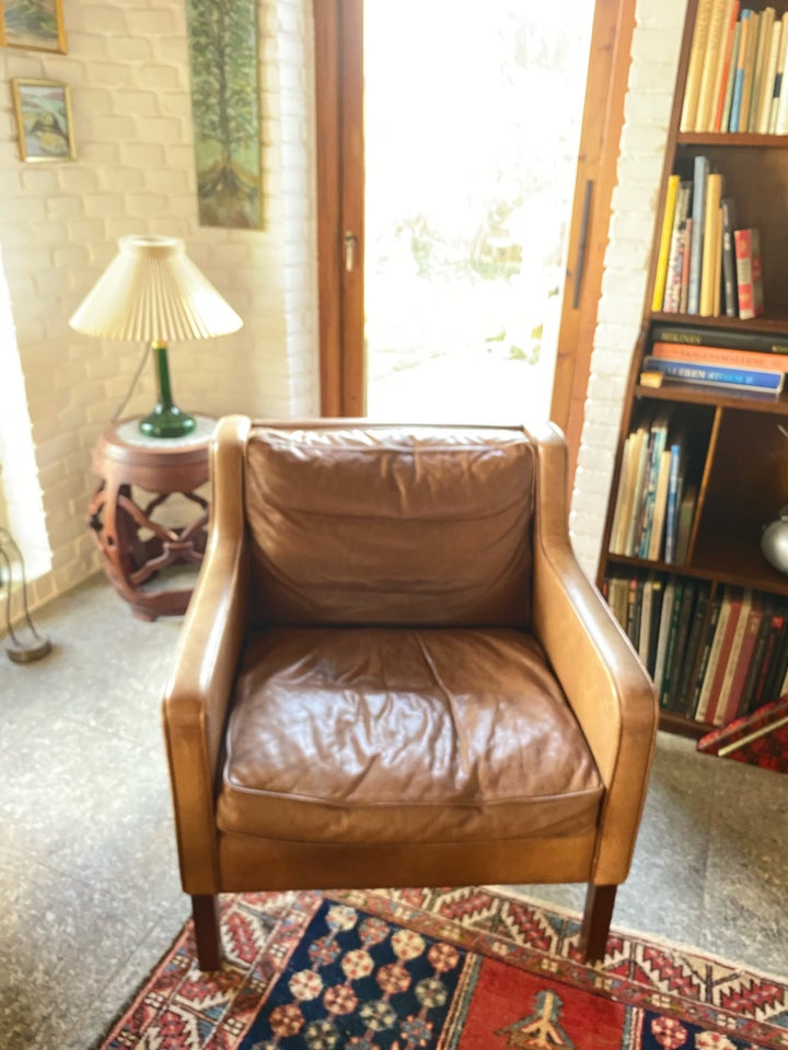 Klassisk lædersofa og enkelt stol